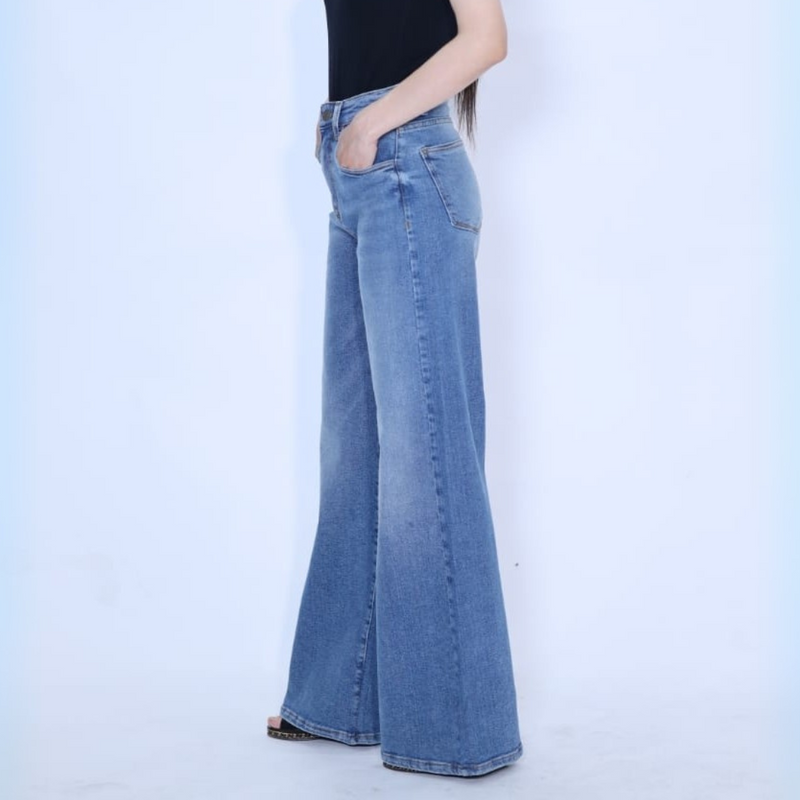 Wide Legged Jeans