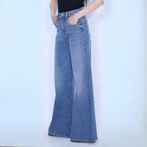 Wide Legged Jeans